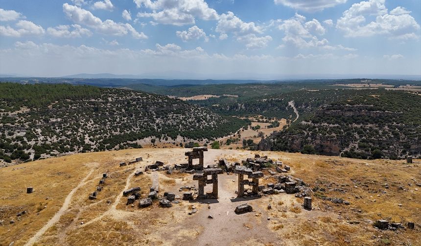 Uşak'ın Ulubey ilçesindeki Blaundos Antik Kenti'nde yeni kalıntılar bulundu