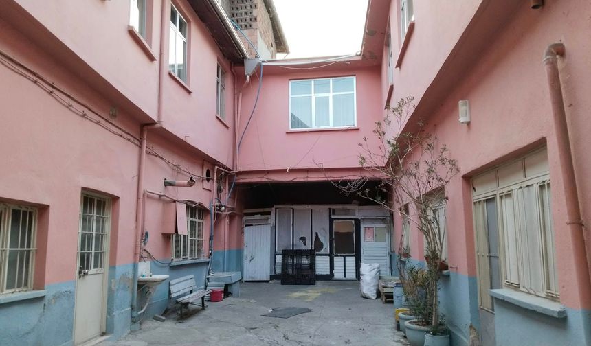 Uşak'ta en ucuz konaklama tesisi olan yılların Bayraktar Oteli yıkıldı