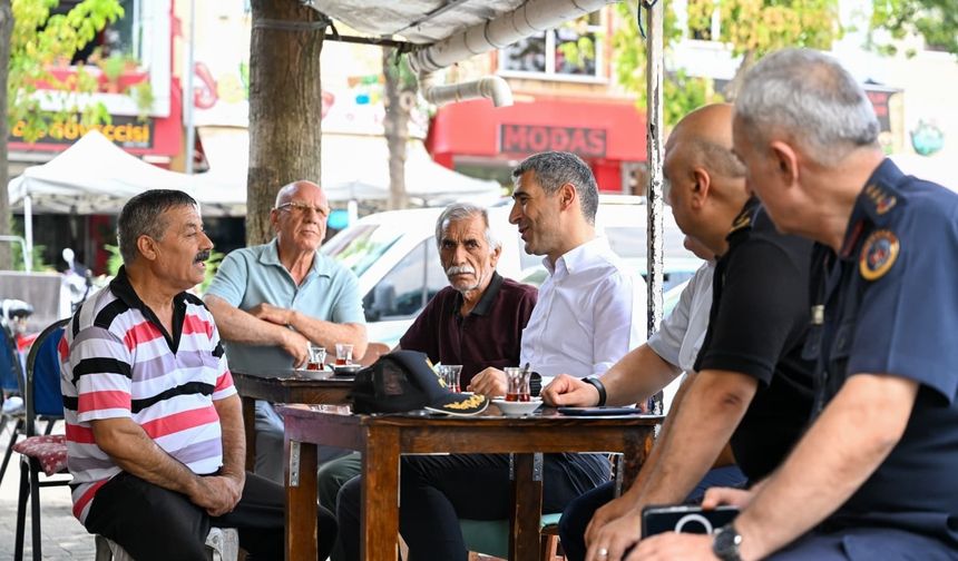 Uşak Valisi, Cumhuriyet Meydanı'ndaki çay ocağında vatandaşla buluştu