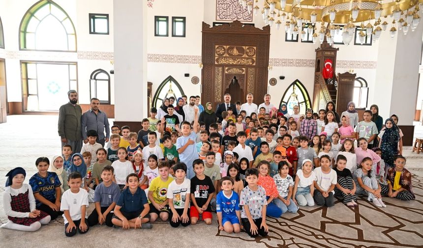 Uşak Valisi Aktaş, Hz. Ebubekir Camii'nde Kur'an öğrenen çocukları ziyaret etti