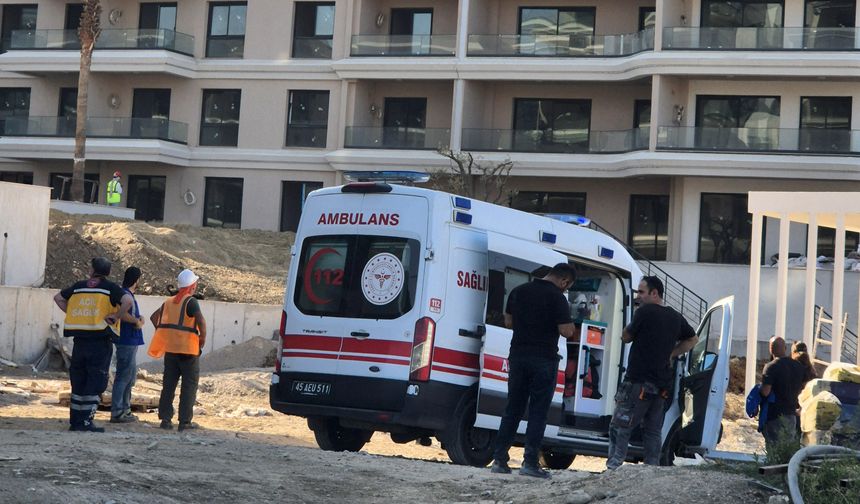 Manisa'da inşaat alanındaki yangının dumanından 2 kişi etkilendi