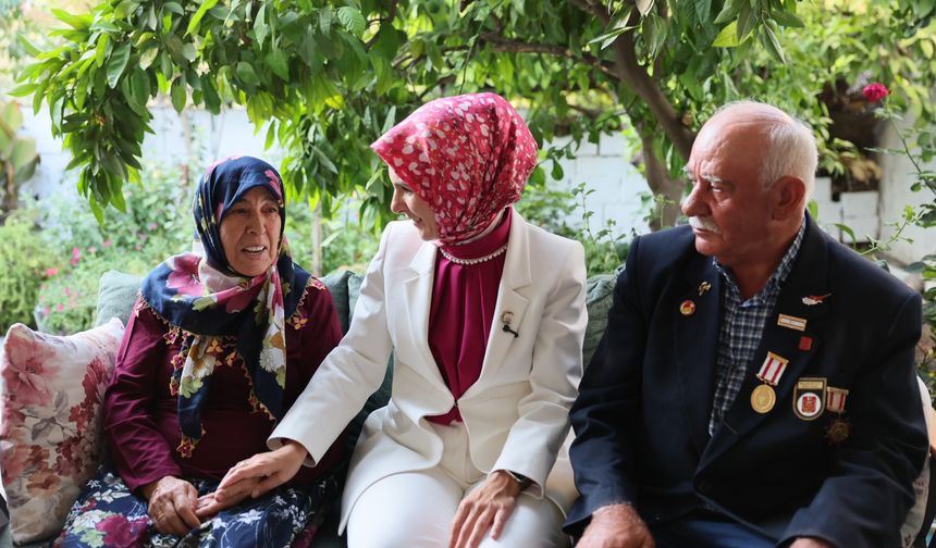Bakan Göktaş Manisa'da 48 yıldır evli olan Bulut çiftini ziyaret etti