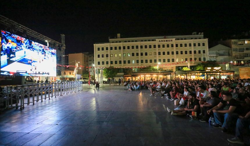 Türkiye-Almanya EuroBasket 2025 finali Manisa'da dev ekrandan izlendi