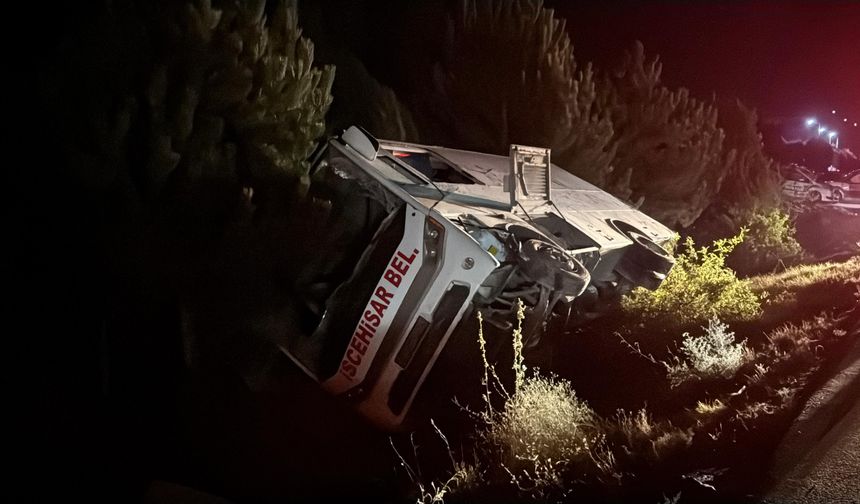 Afyonkarahisar'da midibüs devrildi 12 kişi yaralandı