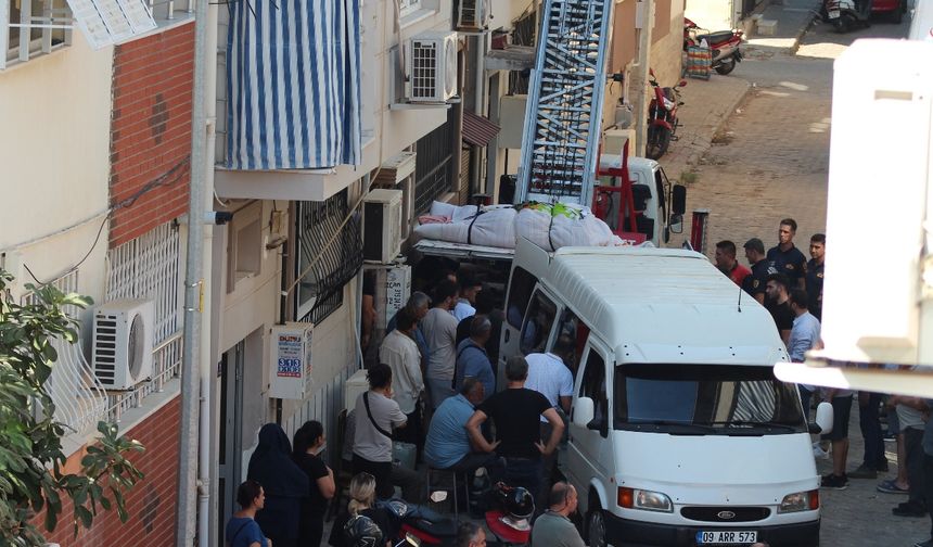 Aydın'da 310 kilo olan cenaze eşya taşıma asansörüyle evden çıkarıldı