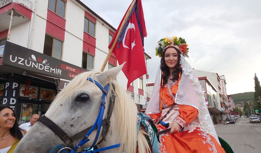 Denizli'de unutulmaya yüz tutmuş geleneksel köy düğünüyle dünyaevine girdiler!