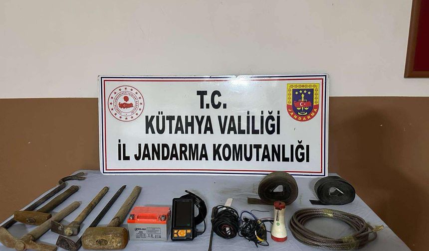 Gediz'de kaçak kazı yapan 6 kişi yakalandı