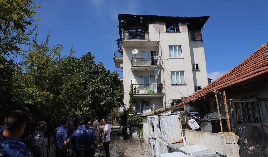 Denizli'de çocuklarını kurtarmak için yanan eve girdi!