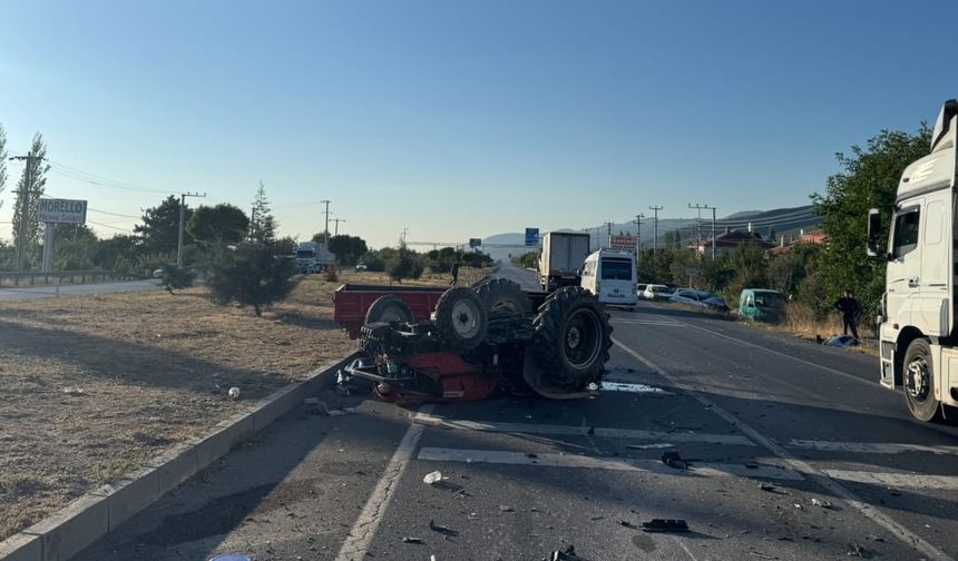 Afyonkarahisar'da otomobille traktör çarpıştı, 1 ölü!
