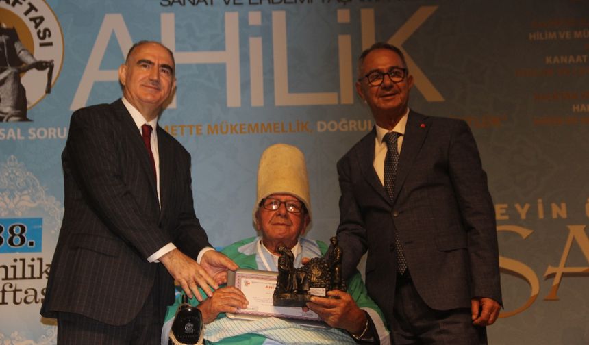 Manisa'da 34 yıllık bakkal Abdül Balolsun yılın ahiliğine seçildi