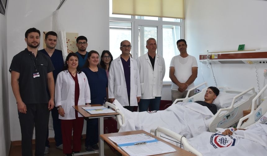 İki gencin "kunduracı göğsü" kapalı ameliyatla düzeltildi