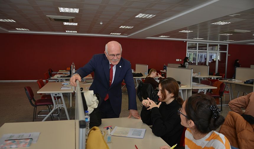 Uşak Üniversitesi Kütüphanesi'nde yaklaşık 91 bin kitap bulunuyor