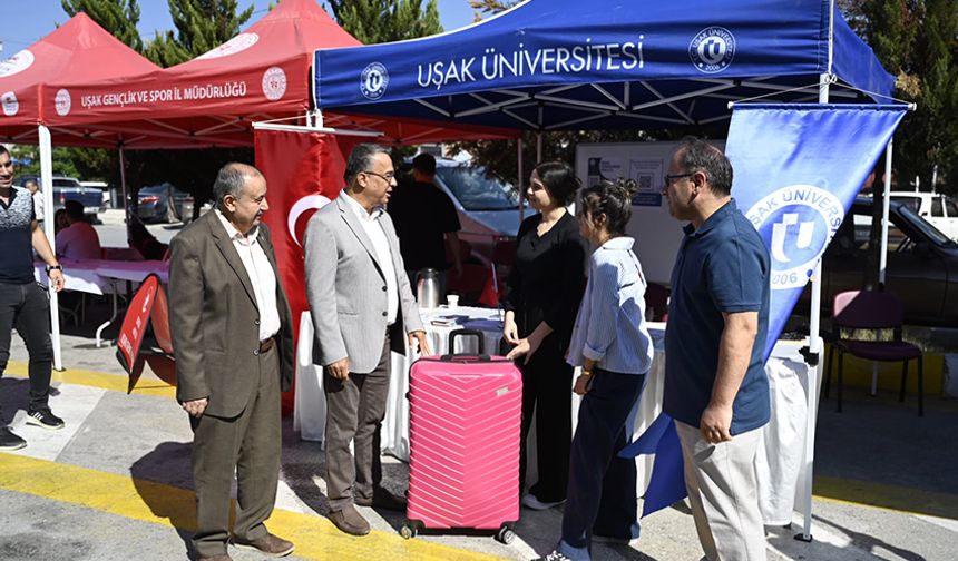 Uşak'a yeni gelen üniversitelileri otogarda karşılıyorlar
