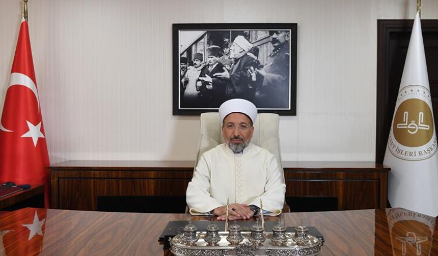 Diyanet İşleri Başkanı Arpaguş, Atatürk'ün Uşak'ta dua ettiği fotoğrafı astı