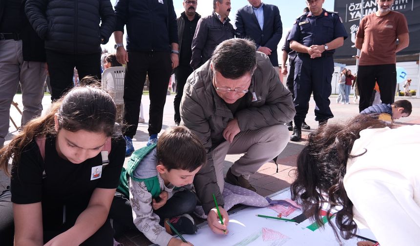 Uşaklı çocuklar, Atapark'ta Filistinli çocuklar için çizdi