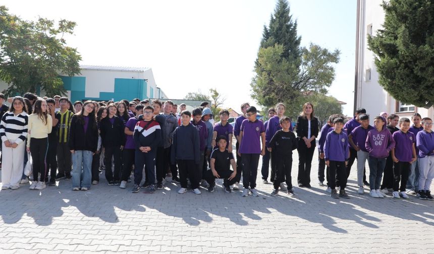 Uşak Ovademirler Saime Sefa Erdoğan Ortaokulu öğrencilerine süt ikram edildi