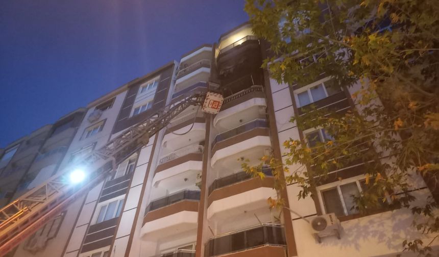 Manisa'da eşiyle tartıştı, kendini odaya kilitleyip evi ateşe verdi!