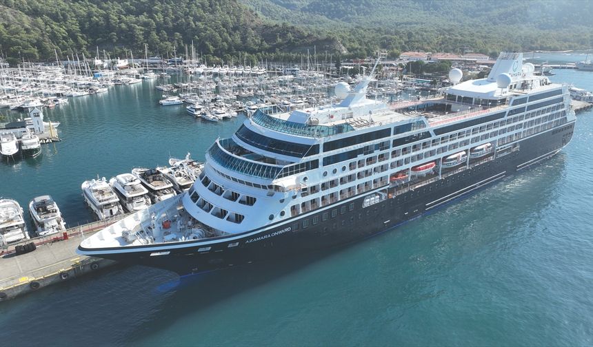 "Azamara Onward" kruvaziyeri Marmaris'e 650 turist getirdi