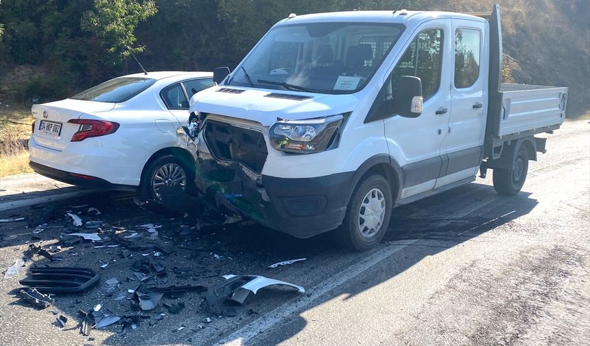 İzmir'de kamyonet ile otomobilin çarpıştı; 6 yaralı!