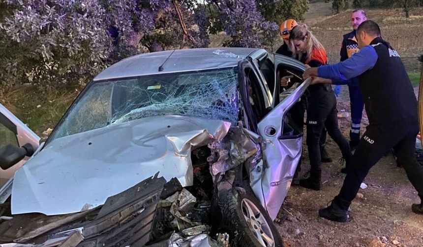Uşak'ta Ulubey ve Eşme arasındaki İnay köyü yakınlarında trafik kazası