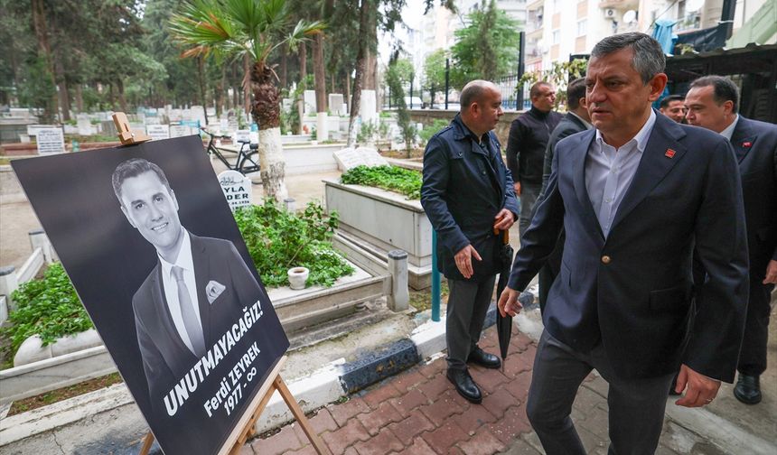 Merhum Ferdi Zeyrek'in mezarını ziyaret etti