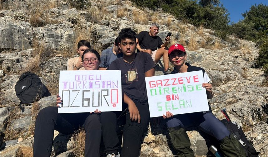 İzmir'de lise öğrencileri Gazze ve Doğu Türkistan için yürüdü