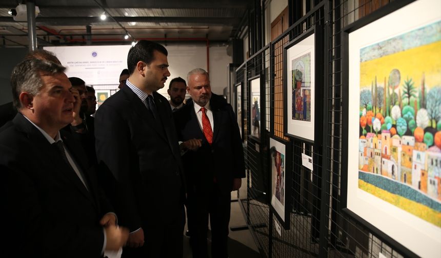 AK Partili İnan, İzmir Kültür Yolu Festivali'ndeki sergileri gezdi