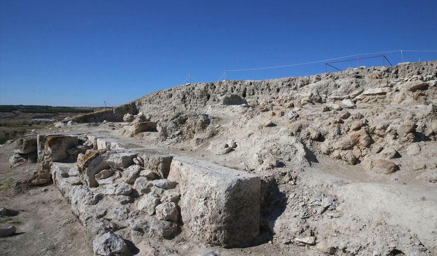 Eşme'nin komşusu Denizli Çal'da 4500 yıl önce yanan eve rastlandı