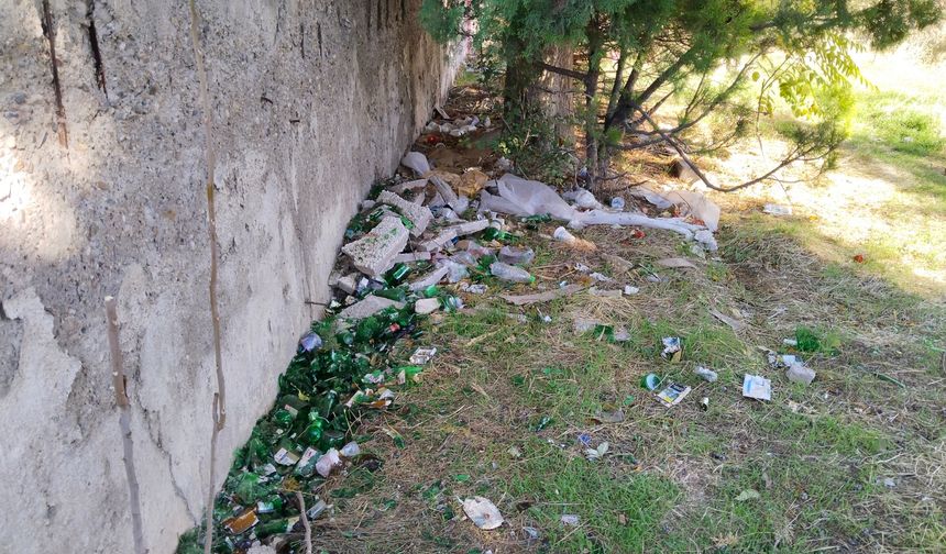 Uşak'ta bir dönem öğretmenlerin yetiştiği binanın arsası, şarapçıların viranesine döndü