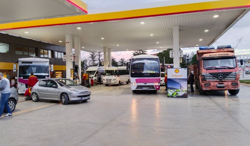 Motorine 3 TL zam haberlerinin ardından Uşak'taki benzinliklerde yoğunluk oluştu
