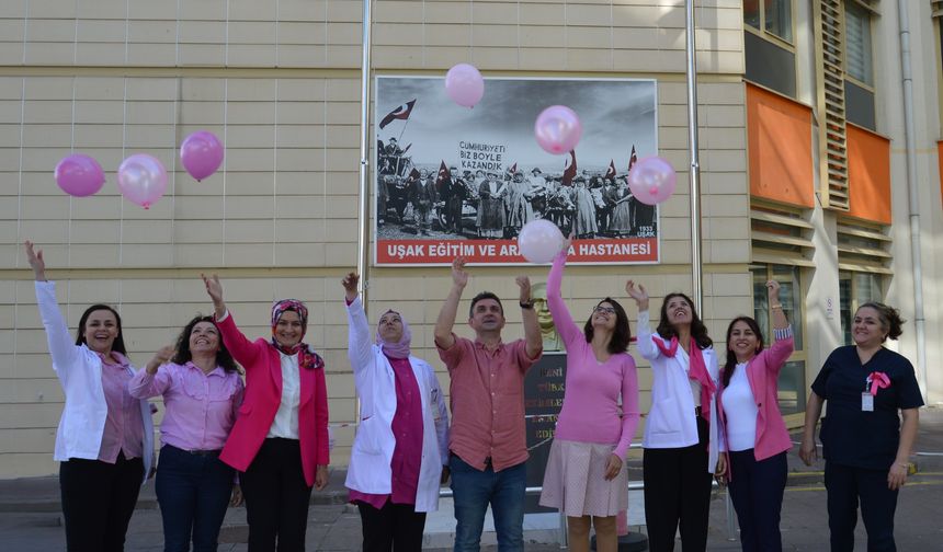 Uşak Eğitim ve Araştırma Hastanesi'nde balonlar meme kanserine karşı uçuruldu