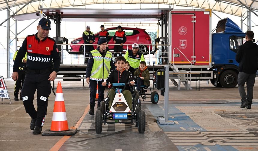 Uşak Valisi Naci Aktaş, trafik eğitimi alan çocuklarla buluştu