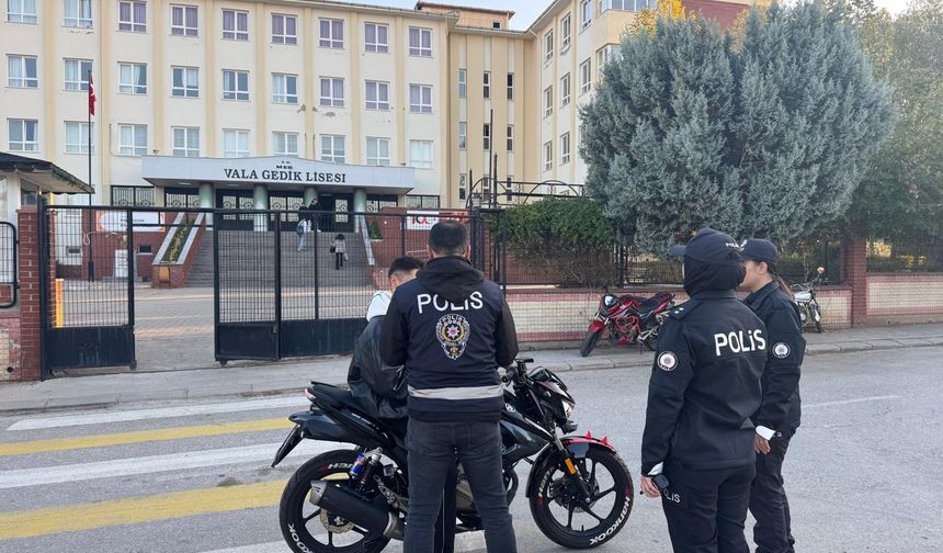 Polis, Uşak'taki okul önlerinde ve çevresinde yoğun denetimler yapıyor