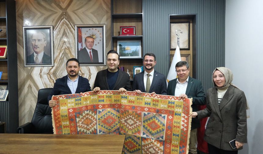 Uşak'a gelen AK Parti Gençlik Kolları Genel Başkanı'na Eşme Kilimi hediye edildi