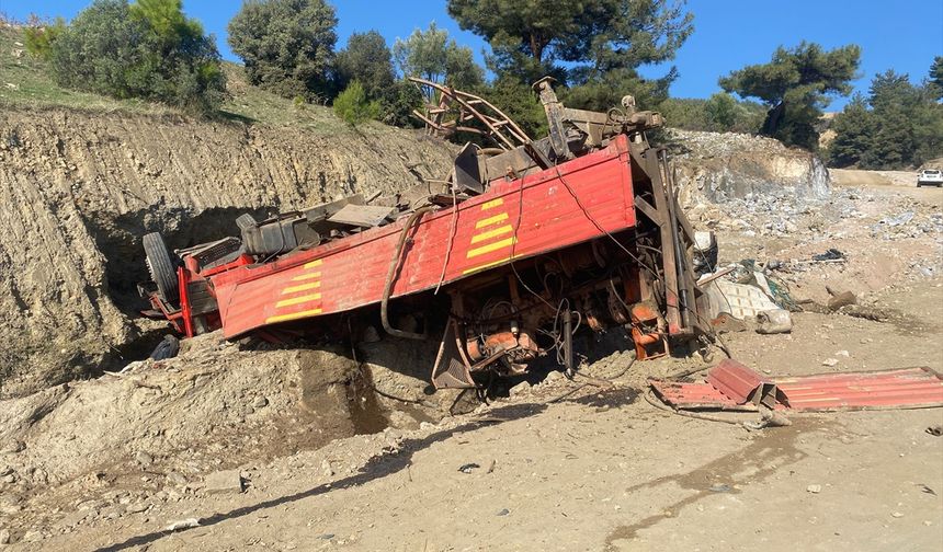 Aydın'da kamyon devrildi, 3 kişi yaralandı