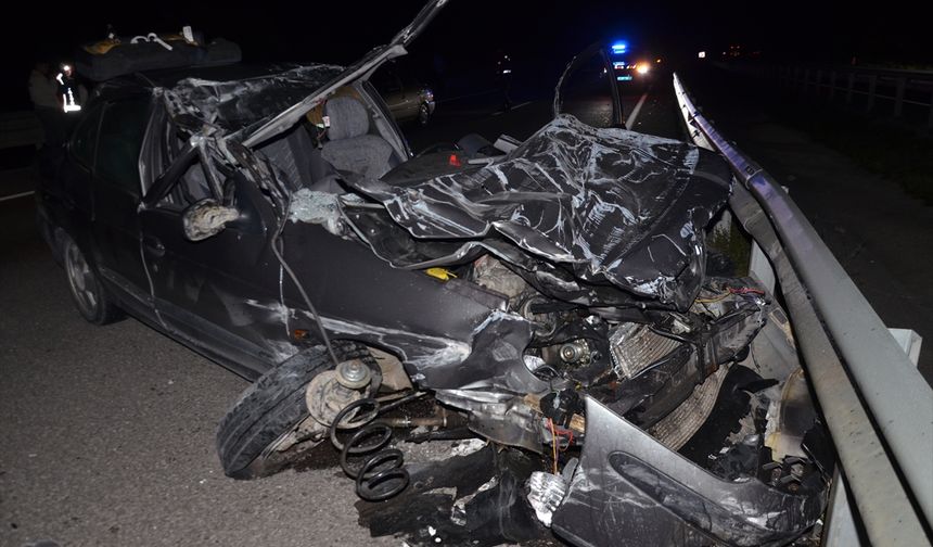 Kütahya'da feci kaza! Tıra çarpan araçtan eser kalmadı!