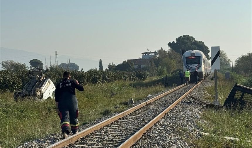 Aydın'da treni kamyonete çarptı sürücü yaralandı