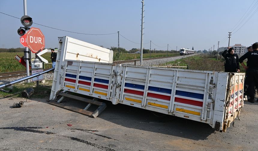 Turgutlu'da yolcu treni kamyonete çarptı!