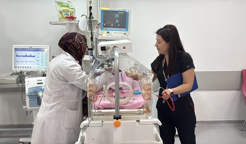 Prematüre bebekler sağlık çalışanlarının şefkatli bakımıyla gelişiyor