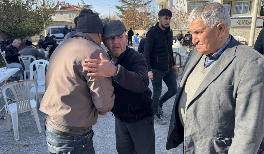 Midye ve kumpir yiyerek zehirlenip hayatını kaybeden ailenin matemi Bolvadin'de de yaşanıyor