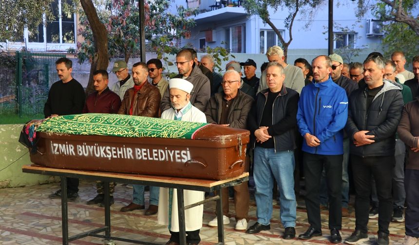 İzmir'de yangında kedileriyle ölen kadın defnedildi