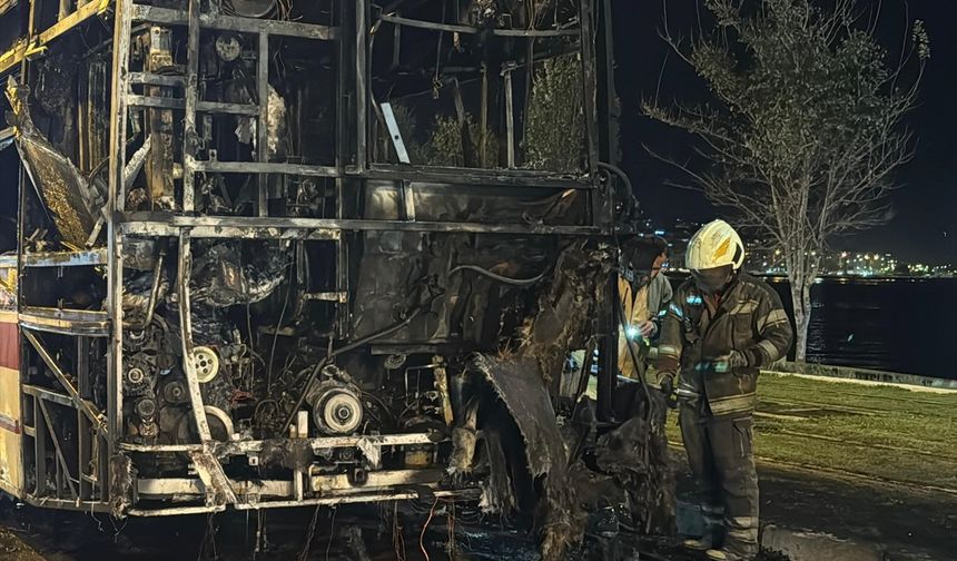 Konak'ta seyir halindeki otobüsü yandı