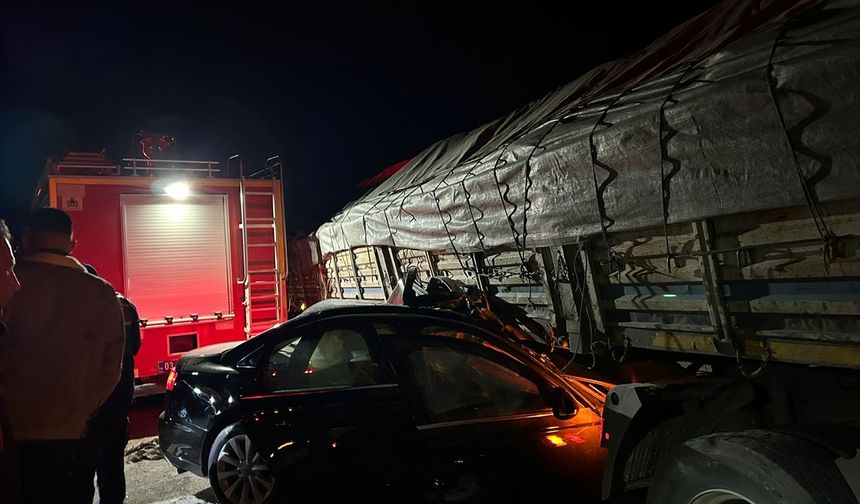 Afyonkarahisar'da tır ile otomobil çarpıştı ; 2 ölü, 2 yaralı!