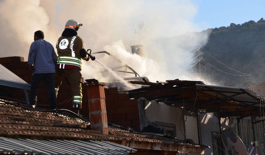 Denizli'de yangın müstakil evi kullanılmaz hale getirdi