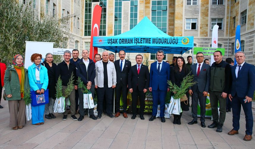 Uşak Adliyesi personeline fidan dağıtıldı