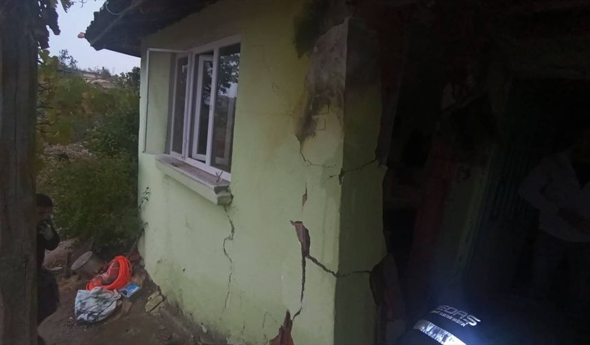 Uşak'ın Eşme İlçesi Karaahmetli'deki eve yıldırım düştü