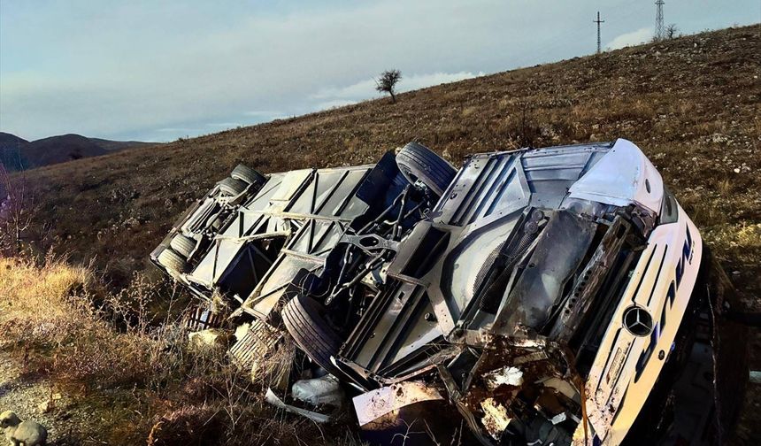 Afyonkarahisar Tatarlı'da yolcu otobüsü devrildi