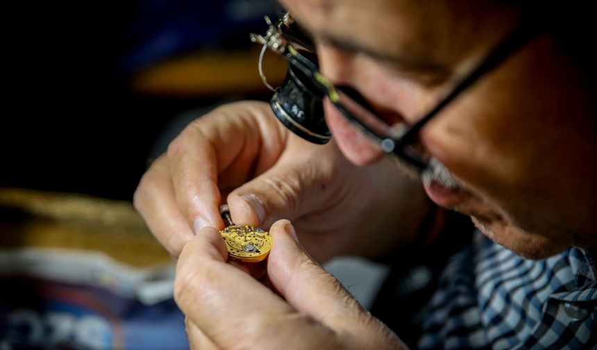 Fethiye'de 69 yaşındaki Yakup Gökhan, saat tamirciliğini hem yaşatıyor hem de 2 çocuğuna öğretiyor