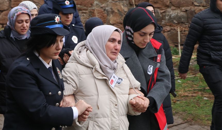 Alaşehir'de tüm çabalara rağmen kurtarılamayan şehit polis Hatice Ünal, son yolculuğuna uğurlandı
