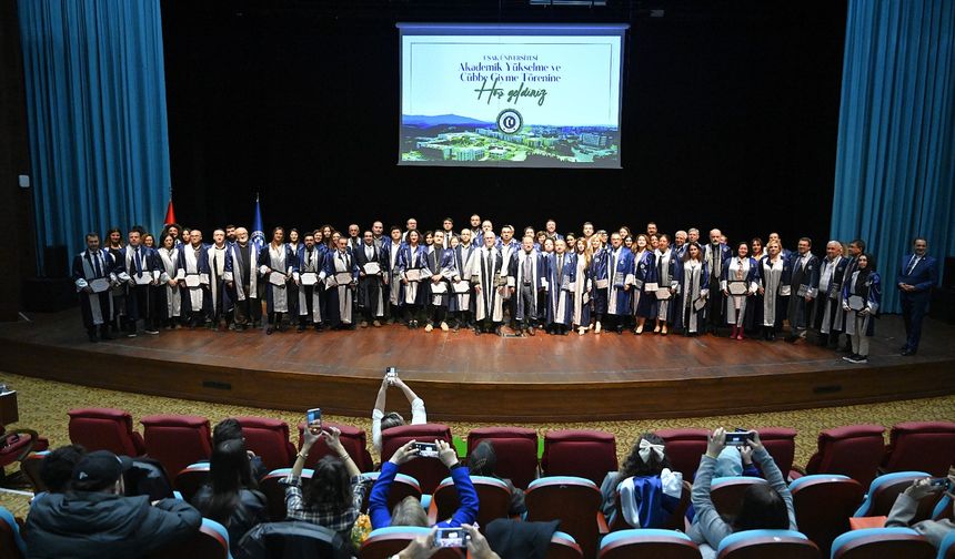 Uşak Üniversitesi’nde Cübbeler Giydirildi